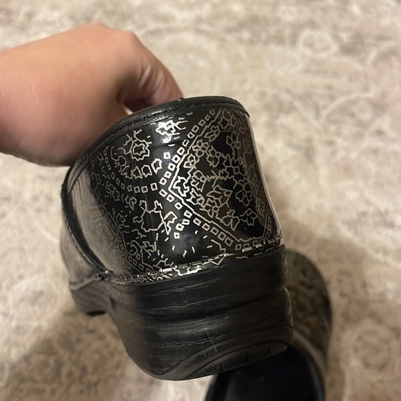 DANSKO Silver Black Clogs Size 37 - 7 Pattern Printed Hospital Nursing - Picture 3 of 9